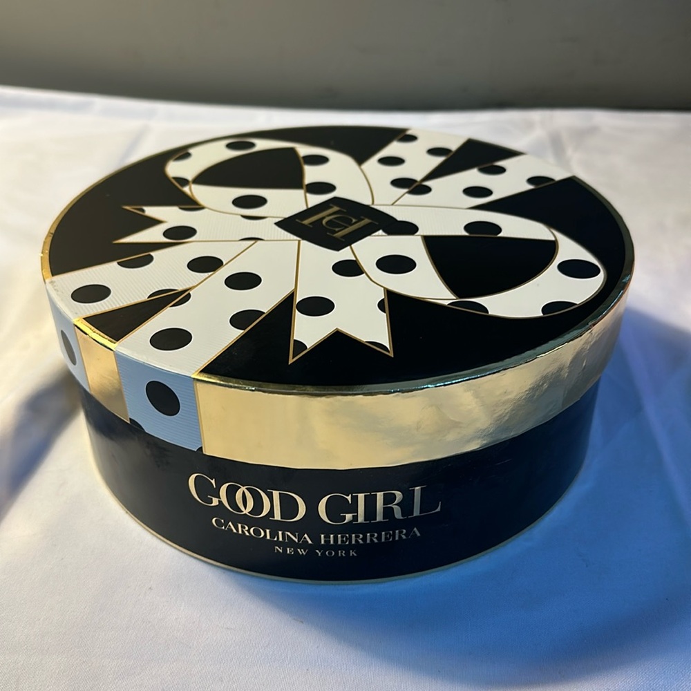 Good girl Carolina Herrera round box